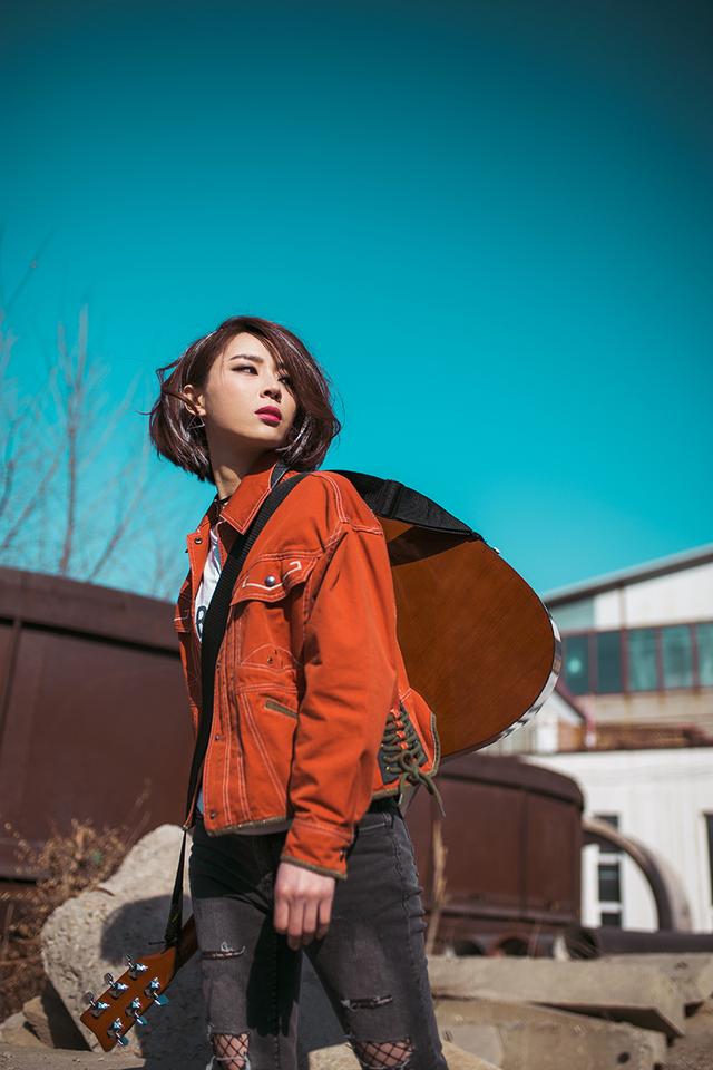 背上吉他去流浪 创作才女薛京全新写真诠释洒脱不羁