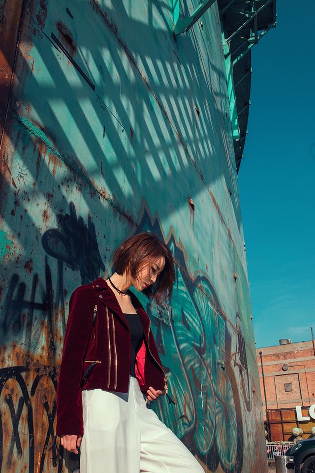 背上吉他去流浪 创作才女薛京全新写真诠释洒脱不羁